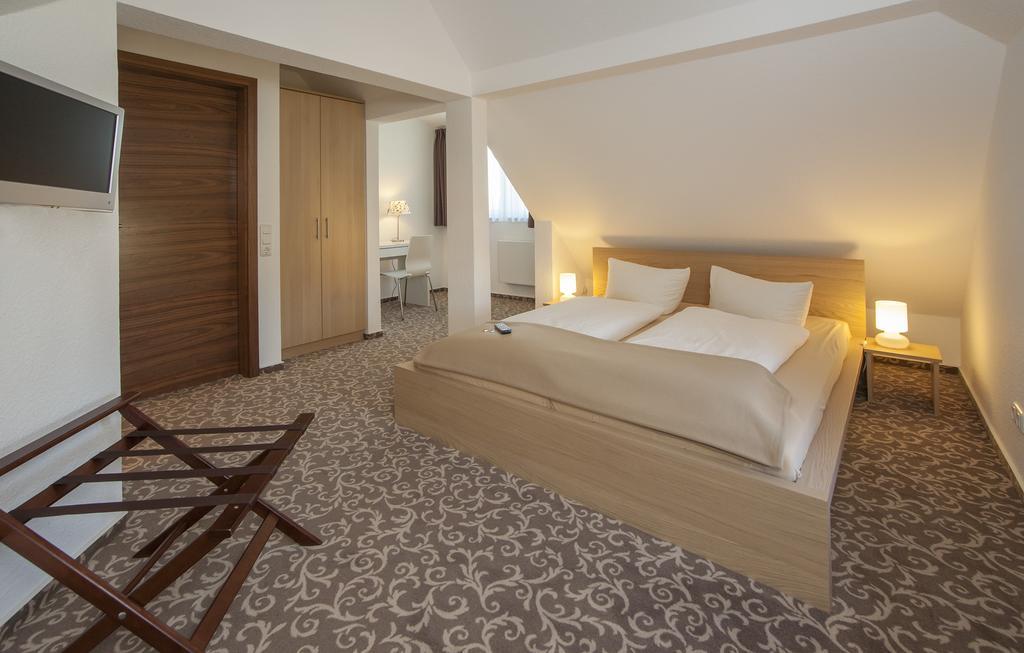 Pension Lok-Inn Walluf ภายนอก รูปภาพ